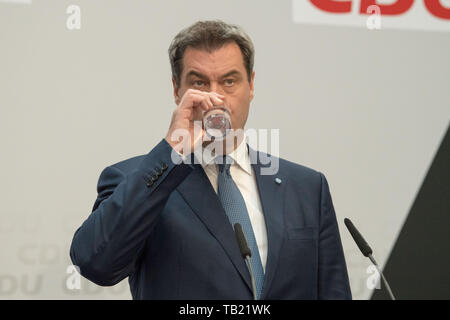 Markus Soeder (SÃ¶der, der bayerische Ministerpraesident und CSU-Vorsitzende), aus einem Glas trinkt, Trinken, Brustbild, Europawahl 2019 - Wahl Abend der CDU im Konrad-adenauer-Haus in Berlin, Deutschland am 26.05.2019. | Verwendung weltweit Stockfoto