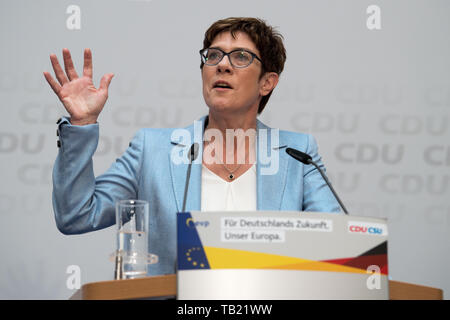 Berlin, Deutschland. 26 Mai, 2019. Annegret KRAMP- KARRENBAUER (CDU-Vorsitzende), spricht, spricht, spricht, sprechen, Brustbild, Geste, Gestik, Wahlen zum Europäischen Parlament 2019 - die Wahl Abend der CDU im Konrad-Adenauer-Haus in Berlin, Deutschland am 26.05.2019. | Verwendung der weltweiten Kredit: dpa/Alamy leben Nachrichten Stockfoto