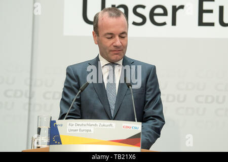 Berlin, Deutschland. 26 Mai, 2019. Manfred Weber (Spitzenkandidat, CDU), halb Bild, halb Abbildung, Wahlen zum Europäischen Parlament 2019 - die Wahl Abend der CDU im Konrad-adenauer-Haus in Berlin, Deutschland am 26.05.2019. | Verwendung der weltweiten Kredit: dpa/Alamy leben Nachrichten Stockfoto
