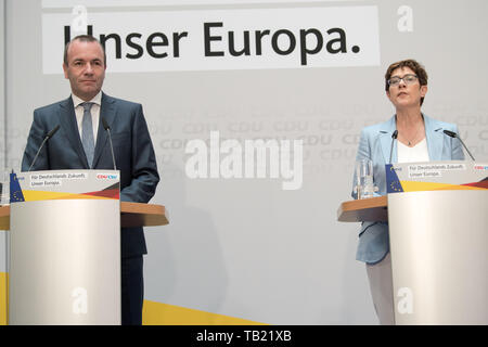 Berlin, Deutschland. 26 Mai, 2019. Manfred Weber (links, Spitzenkandidat, CDU), Annegret KRAMP- KARRENBAUER (CDU-Vorsitzende), halb Bild, halb Abbildung, Landschaft, Wahlen zum Europäischen Parlament 2019 - die Wahl Abend der CDU im Konrad-Adenauer-Haus in Berlin, Deutschland am 26.05.2019. | Verwendung der weltweiten Kredit: dpa/Alamy leben Nachrichten Stockfoto