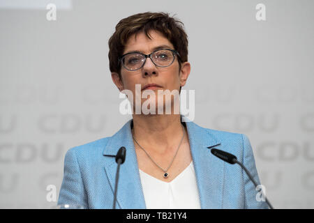 Berlin, Deutschland. 26 Mai, 2019. Annegret KRAMP- KARRENBAUER (CDU-Vorsitzende), enttäuscht, enttäuscht, Enttäuschung, Enttäuschung, traurig, frustratedriert, frustriert, gefustratedet, Brustbild, Wahlen zum Europäischen Parlament 2019 - die Wahl Abend der CDU im Konrad-Adenauer-Haus in Berlin, Deutschland am 26.05.2019. | Verwendung der weltweiten Kredit: dpa/Alamy leben Nachrichten Stockfoto