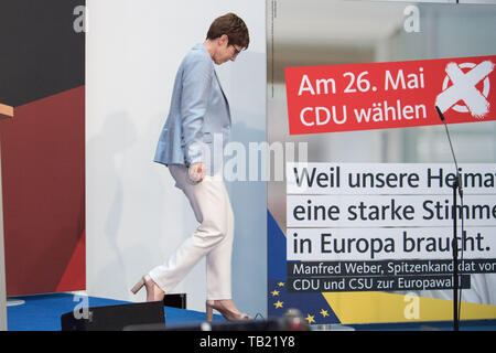Berlin, Deutschland. 26 Mai, 2019. Annegret KRAMP- KARRENBAUER (CDU-Vorsitzende) geht die Treppe hinunter, unten, gehen, unten, vollständige Abbildung, Wahlen zum Europäischen Parlament 2019 - die Wahl Abend der CDU im Konrad-Adenauer-Haus in Berlin, Deutschland am 26.05.2019. | Verwendung der weltweiten Kredit: dpa/Alamy leben Nachrichten Stockfoto