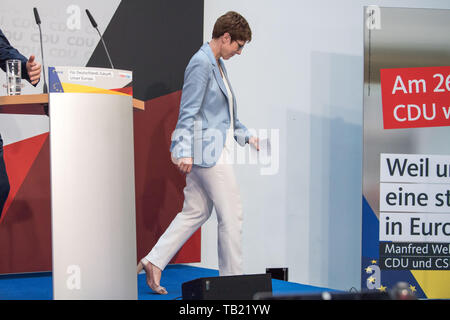 Berlin, Deutschland. 26 Mai, 2019. Annegret KRAMP- KARRENBAUER (CDU-Vorsitzende) geht die Treppe hinunter, unten, gehen, unten, vollständige Abbildung, Wahlen zum Europäischen Parlament 2019 - die Wahl Abend der CDU im Konrad-Adenauer-Haus in Berlin, Deutschland am 26.05.2019. | Verwendung der weltweiten Kredit: dpa/Alamy leben Nachrichten Stockfoto