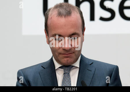 Berlin, Deutschland. 26 Mai, 2019. Manfred Weber (Spitzenkandidat, CDU) schaut zu Boden, schaut, frustriert, frustriert, frustratedet, enttäuscht, enttäuscht, Enttäuschung, Enttäuschung, traurig, Europawahlen 2019 - Der wahlabend der CDU im Konrad-Adenauer-Haus in Berlin, Deutschland am 26.05.2019. | Verwendung der weltweiten Kredit: dpa/Alamy leben Nachrichten Stockfoto