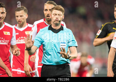 Berlin, Deutschland. 28 Mai, 2019. Schiedsrichter Christian Dingert hat alles unter Kontrolle, Geste, Gestik, halb Bild, halb Abbildung, Fußball 1. Bundesliga Relegation, Union Berlin (Union) - VfB Stuttgart (S) 0:0 am 27.05.2019 in Berlin/Deutschland. ##DFL-Bestimmungen verbieten die Verwendung von Fotografien als Bildsequenzen und/oder quasi-Video## € | Nutzung der weltweiten Kredit: dpa/Alamy leben Nachrichten Stockfoto