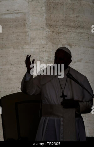Vatikan, Vatikan. 29 Mai, 2019. Papst Franziskus liefert seinen Segen während der Generalaudienz auf dem Petersplatz. Credit: Giuseppe Ciccia/Alamy leben Nachrichten Stockfoto