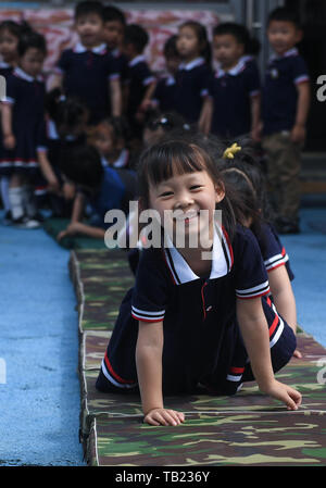 Changxing, der chinesischen Provinz Zhejiang. 29 Mai, 2019. Die Kinder nehmen Teil in einer Reihe von außerschulischen Aktivitäten, die von der zentralen Kindergarten in der Feier des bevorstehenden Internationalen Tag der Kinder in Lijiaxiang Township von changxing County in der ostchinesischen Provinz Zhejiang, 29. Mai 2019 statt. Credit: Xu Yu/Xinhua/Alamy leben Nachrichten Stockfoto