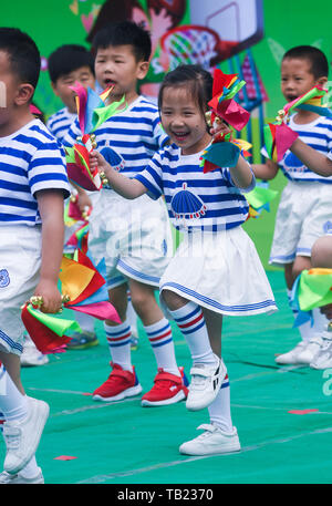 Changxing, der chinesischen Provinz Zhejiang. 29 Mai, 2019. Führen Kinder in der Feier der kommenden Internationalen Tag des Kindes am zentralen Kindergarten der Changxing Lijiaxiang Gemeinde, die in der Grafschaft, der ostchinesischen Provinz Zhejiang, 29. Mai 2019. Credit: Xu Yu/Xinhua/Alamy leben Nachrichten Stockfoto