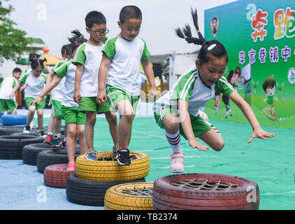 Changxing, der chinesischen Provinz Zhejiang. 29 Mai, 2019. Die Kinder nehmen Teil in einer Reihe von außerschulischen Aktivitäten, die von der zentralen Kindergarten in der Feier des bevorstehenden Internationalen Tag der Kinder in Lijiaxiang Township von changxing County in der ostchinesischen Provinz Zhejiang, 29. Mai 2019 statt. Credit: Xu Yu/Xinhua/Alamy leben Nachrichten Stockfoto