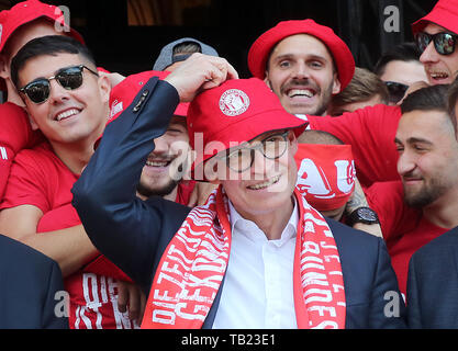 29. Mai 2019, Berlin: Michael Müller (SPD), Regierender Bürgermeister von Berlin, erhält Spieler, Trainer und Manager des Fußball-Verein 1. FC Union Berlin vor dem Roten Rathaus. Union feiert den Aufstieg in die Bundesliga. Foto: Wolfgang Kumm/dpa Stockfoto