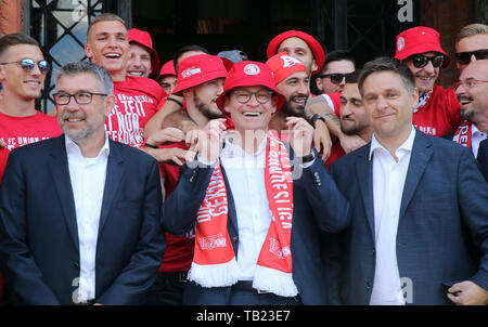 29. Mai 2019, Berlin: Michael Müller (SPD), Regierender Bürgermeister von Berlin, erhält Spieler, Trainer und Manager des Fußball-Verein 1. FC Union Berlin vor dem Roten Rathaus. Trainer Urs Fischer, rechts Manager Oliver Ruhnert nach links. Union feiert den Aufstieg in die Bundesliga. Foto: Wolfgang Kumm/dpa Stockfoto