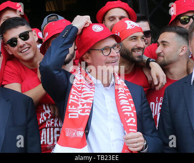 29. Mai 2019, Berlin: Michael Müller (SPD), Regierender Bürgermeister von Berlin, erhält Spieler, Trainer und Manager des Fußball-Verein 1. FC Union Berlin vor dem Roten Rathaus. Union feiert den Aufstieg in die Bundesliga. Foto: Wolfgang Kumm/dpa Stockfoto