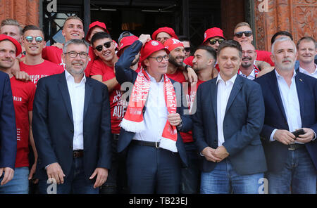 29. Mai 2019, Berlin: Michael Müller (SPD), Regierender Bürgermeister von Berlin, erhält Spieler, Trainer und Manager des Fußball-Verein 1. FC Union Berlin vor dem Roten Rathaus. Auf Müllers links ist Trainer Urs Fischer, zu seiner Rechten Manager Oliver Ruhnert. Union feiert den Aufstieg in die Bundesliga. Foto: Wolfgang Kumm/dpa Stockfoto