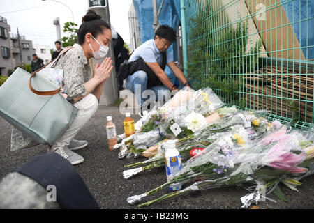 Mai 28, 2019 - Tokio, Japan - eine japanische Frau, die in der Präfektur Kanagawa Beute für die Opfer von Kriminalität. Am gleichen Tag zwei Menschen kamen ums Leben und 17 weitere wurden mit einer scharfen Waffe verwundet am Dienstag, 28. Mai 2019. Der Angreifer starb nach seinem eigenen Leben, die mit einer der Waffen. Dies geschah in der Nähe der Noborito-Station in der Präfektur Kanagawa 20 Minuten von centra Tokyo Japan. Die Opfer wurden an verschiedene Krankenhäuser, in denen die Mehrheit in einer sehr kritischen Situation und die Gefahr des Todes getroffen werden. Die Rettung Abteilung der Feuerwehr und Sanitäter wurden alarmiert um 7:45 Uhr Th Stockfoto