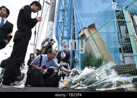 Mai 28, 2019 - Tokio, Japan - die Menschen in der Präfektur Kanagawa Beute für die Opfer von Kriminalität. Am gleichen Tag zwei Menschen kamen ums Leben und 17 weitere wurden mit einer scharfen Waffe verwundet am Dienstag, 28. Mai 2019. Der Angreifer starb nach seinem eigenen Leben, die mit einer der Waffen. Dies geschah in der Nähe der Noborito-Station in der Präfektur Kanagawa, 20 Minuten vom Zentrum von Tokyo Japan. Die Opfer wurden an verschiedene Krankenhäuser, in denen die Mehrheit in einer sehr kritischen Situation und die Gefahr des Todes getroffen werden. Die Rettung Abteilung der Feuerwehr und Sanitäter wurden alarmiert um 7:45 Uhr Die vorstehen Stockfoto