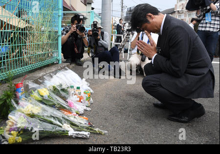 Mai 28, 2019 - Tokio, Japan - ein Mann in der Präfektur Kanagawa Beute für die Opfer von Kriminalität. Am gleichen Tag zwei Menschen kamen ums Leben und 17 weitere wurden mit einer scharfen Waffe verwundet am Dienstag, 28. Mai 2019. Der Angreifer starb nach seinem eigenen Leben, die mit einer der Waffen. Dies geschah in der Nähe der Noborito-Station in der Präfektur Kanagawa, 20 Minuten vom Zentrum von Tokyo Japan. Die Opfer wurden an verschiedene Krankenhäuser, in denen die Mehrheit in einer sehr kritischen Situation und die Gefahr des Todes getroffen werden. Die Rettung Abteilung der Feuerwehr und Sanitäter wurden alarmiert um 7:45 Uhr der Sudetendeutschen wies Schroeder Stockfoto