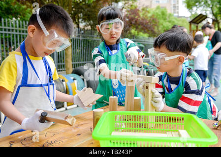 Huzhou, der chinesischen Provinz Zhejiang. 29 Mai, 2019. Kinder Handarbeit während einer Aktivität, die mit der anstehenden Internationalen Tag des Kindes im Longshan Kindergarten in Changxing Landkreis Stadt Huzhou, der ostchinesischen Provinz Zhejiang, 29. Mai 2019 begrüßen. Credit: Tan Yunfeng/Xinhua/Alamy leben Nachrichten Stockfoto