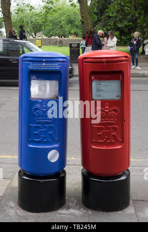 Bristol, UK. 29. Mai 2019. Blaue Briefkästen vorgestellt für Cricket World Cup. Zehn Städte, das dem ICC Cricket World Cup 2019 Hosting sind, blauen Sammelboxen von Royal Mail gegeben. Dies ist der Bristol, auf Wein St. Credit: Herr Standfast/Alamy Leben Nachrichten gelegen Stockfoto