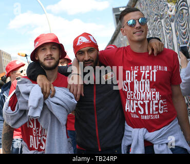 29. Mai 2019, Berlin: Spieler Marcel Hartel (l), Akaki Gogia (M), Robert Zulj (r) von der Union kommen, um die East Side Gallery Pier, wo das Schiff "Viktoria" fährt mit der Crew für Köpenick. Union Berlin feiert den Aufstieg in die Bundesliga. Foto: Britta Pedersen/dpa-Zentralbild/dpa Stockfoto