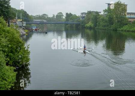 Glasgow, Schottland, Großbritannien. 29 Mai, 2019. UK Wetter. Rudergerät auf dem Fluss Clyde an einem regnerischen, bewölkten Tag. Credit: Skully/Alamy leben Nachrichten Stockfoto