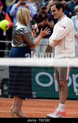 29. Mai 2019, Frankreich (France), Paris: Tennis: Grand Slam/ATP-Tour, French Open, singles, Männer, 2. Runde, Federer (Schweiz) - Otte (Deutschland): die ehemaligen französischen Tennisspieler Marion Bartoli spricht mit Roger Federer. Foto: Frank Molter/dpa Stockfoto