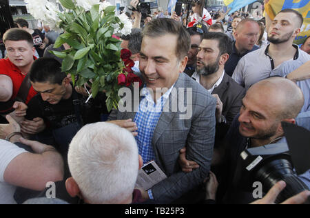 Mai 29, 2019 - Kiew, Ukraine - Ehemalige georgische Präsident und ex-Odessa Gouverneur Michail Saakaschwili (C) geht, als er in die boryspil International Airport in der Nähe von Kiew, Ukraine kommt, am 29. Mai 2019. Saakaschwili in die Ukraine zurück, nachdem der Präsident der Ukraine Volodymyr Zelensky hat Micheil Saakaschwili der ukrainischen Staatsbürgerschaft am 28. Mai 2019 wieder in Kraft gesetzt. Zelensky der jeweiligen Bestimmung von Nr. 196 um seine Vorgänger Petro Poroschenko ist vom 26. Juli 2017 gestrichen, die UNIAO Agentur berichtet informieren. Der ukrainische Oppositionsführer Michail Saakaschwili nach Polen deportiert wurde am 12. Februar 2018, der Ukr Stockfoto