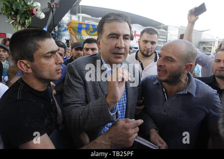 Mai 29, 2019 - Kiew, Ukraine - Ehemalige georgische Präsident und ex-Odessa Gouverneur Michail Saakaschwili (C) geht, als er in die boryspil International Airport in der Nähe von Kiew, Ukraine kommt, am 29. Mai 2019. Saakaschwili in die Ukraine zurück, nachdem der Präsident der Ukraine Volodymyr Zelensky hat Micheil Saakaschwili der ukrainischen Staatsbürgerschaft am 28. Mai 2019 wieder in Kraft gesetzt. Zelensky der jeweiligen Bestimmung von Nr. 196 um seine Vorgänger Petro Poroschenko ist vom 26. Juli 2017 gestrichen, die UNIAO Agentur berichtet informieren. Der ukrainische Oppositionsführer Michail Saakaschwili nach Polen deportiert wurde am 12. Februar 2018, der Ukr Stockfoto