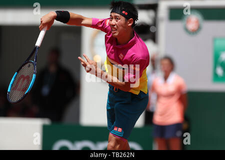 Paris, Frankreich. 29 Mai, 2019. Paris, Frankreich, 29. Mai. Kei Nishikori (JPN) dient der Jo-Wilfried Tsonga (FRA) während der French Open Tennis im Stade Roland-Garros, Paris am Mittwoch, den 29. Mai 2019. (Credit: Jon Bromley | MI Nachrichten) Credit: MI Nachrichten & Sport/Alamy leben Nachrichten Stockfoto