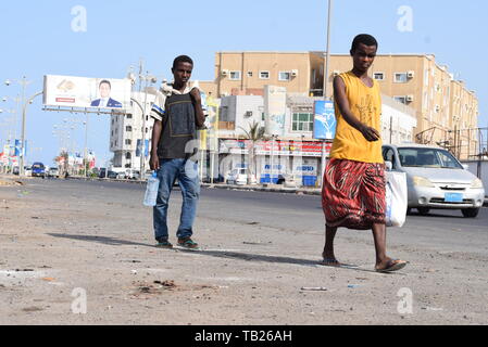 Aden, Jemen. 29 Mai, 2019. Illegalen afrikanischen Immigranten Spaziergang, vorbei an einer Hauptstraße in der südlichen Hafenstadt Aden, Jemen, am 29. Mai 2019. Tausende von illegalen afrikanischen Einwanderer, die in der südlichen Hafenstadt Aden und anderen benachbarten Provinzen angekommen sind, bitten um Unterstützung, die er ihren Ländern wie Lebensbedingungen verschlechtert haben zurückzukehren. Credit: Murad Abdo/Xinhua/Alamy leben Nachrichten Stockfoto