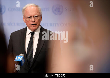 Vereinten Nationen, UN-Hauptquartier in New York. 29 Mai, 2019. James Jeffrey, US-Sonderbeauftragten für Syrien Engagement und Sonderbeauftragten für die globale Koalition zu besiegen, ISIS, spricht mit Journalisten während einer Begegnung nach einem UN-Sicherheitsrat geschlossen Konsultation über Syrien, auf das UN-Hauptquartier in New York, am 29. Mai 2019. Credit: Li Muzi/Xinhua/Alamy leben Nachrichten Stockfoto