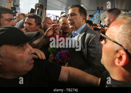 Mai 29, 2019 - Michail Saakaschwili von Bodyguards und Unterstützer Blätter Boryspil International Airport in der Nähe von Kiew, Ukraine, 29. Mai 2019 umgeben. Neuer Präsident der Ukraine hat die Bürgerschaft der ehemaligen georgischen Präsidenten Micheil Saakaschwili wieder fast zwei Jahre, nachdem es wurde entfernt. (Bild: © sergii KharchenkoZUMA Draht) Stockfoto