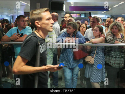 Mai 29, 2019 - Anhänger mit Blumen, Fahnen und Banner warten Micheil Saakaschwili zu begrüßen, als er Boryspil International Airport in der Nähe von Kiew, Ukraine, 29. Mai 2019 eingegangen ist. Neuer Präsident der Ukraine hat die Bürgerschaft der ehemaligen georgischen Präsidenten Micheil Saakaschwili wieder fast zwei Jahre, nachdem es wurde entfernt. (Bild: © sergii KharchenkoZUMA Draht) Stockfoto