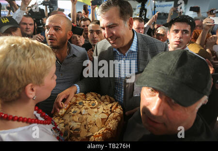 Mai 29, 2019 - Unterstützer grüßen Micheil Saakaschwili mit traditionellen ukrainischen Brot, als er Boryspil International Airport in der Nähe von Kiew, Ukraine, 29. Mai 2019 angekommen. Neuer Präsident der Ukraine hat die Bürgerschaft der ehemaligen georgischen Präsidenten Micheil Saakaschwili wieder fast zwei Jahre, nachdem es wurde entfernt. (Bild: © sergii KharchenkoZUMA Draht) Stockfoto