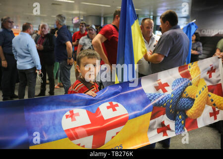 Mai 29, 2019 - Anhänger mit Blumen, Fahnen und Banner warten Micheil Saakaschwili zu begrüßen, als er Boryspil International Airport in der Nähe von Kiew, Ukraine, 29. Mai 2019 eingegangen ist. Neuer Präsident der Ukraine hat die Bürgerschaft der ehemaligen georgischen Präsidenten Micheil Saakaschwili wieder fast zwei Jahre, nachdem es wurde entfernt. (Bild: © sergii KharchenkoZUMA Draht) Stockfoto