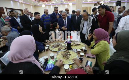 Tuben, West Bank, Palästina. 29 Mai, 2019. Dem palästinensischen Ministerpräsidenten Mohammad Ishtayeh besucht Ramadan Pause schnell in ein iftar Feier für die Familien von Märtyrern und Gefangenen in der West Bank Stadt Tubas, Mai 29, 2019 Credit statt: Premierminister Office/APA-Images/ZUMA Draht/Alamy leben Nachrichten Stockfoto