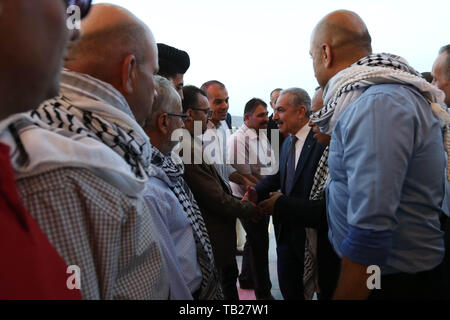 Tuben, West Bank, Palästina. 29 Mai, 2019. Dem palästinensischen Ministerpräsidenten Mohammad Ishtayeh besucht Ramadan Pause schnell in ein iftar Feier für die Familien von Märtyrern und Gefangenen in der West Bank Stadt Tubas, Mai 29, 2019 Credit statt: Premierminister Office/APA-Images/ZUMA Draht/Alamy leben Nachrichten Stockfoto