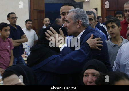 Tuben, West Bank, Palästina. 29 Mai, 2019. Dem palästinensischen Ministerpräsidenten Mohammad Ishtayeh besucht Ramadan Pause schnell in ein iftar Feier für die Familien von Märtyrern und Gefangenen in der West Bank Stadt Tubas, Mai 29, 2019 Credit statt: Premierminister Office/APA-Images/ZUMA Draht/Alamy leben Nachrichten Stockfoto