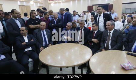 Tuben, West Bank, Palästina. 29 Mai, 2019. Dem palästinensischen Ministerpräsidenten Mohammad Ishtayeh besucht Ramadan Pause schnell in ein iftar Feier für die Familien von Märtyrern und Gefangenen in der West Bank Stadt Tubas, Mai 29, 2019 Credit statt: Premierminister Office/APA-Images/ZUMA Draht/Alamy leben Nachrichten Stockfoto