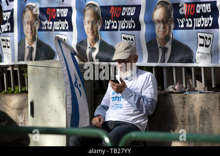 Tel Aviv, Israel. 9 Apr, 2019. Ein alter Mann sitzt vor einem Wahllokal in Tel Aviv, Israel. Israel wird eine nationale Wahl gedrückt halten, nachdem der Premierminister Benjamin Netanjahu konnte eine Koalitionsregierung mit ehemaligen Verteidigungsminister, Avigdor Lieberman zu errichten. Credit: Ronen Tivony/SOPA Images/ZUMA Draht/Alamy leben Nachrichten Stockfoto