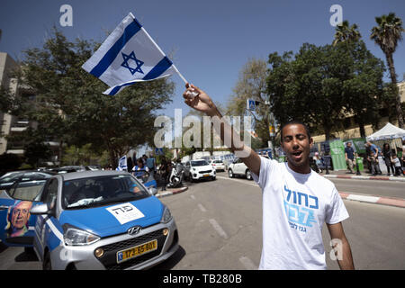 Tel Aviv, Israel. 9 Apr, 2019. Ein Mann Wellen die israelische Flagge vor dem Wahllokal in Tel Aviv, Israel. Israel wird eine nationale Wahl gedrückt halten, nachdem der Premierminister Benjamin Netanjahu konnte eine Koalitionsregierung mit ehemaligen Verteidigungsminister, Avigdor Lieberman zu errichten. Credit: Ronen Tivony/SOPA Images/ZUMA Draht/Alamy leben Nachrichten Stockfoto