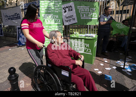 Tel Aviv, Israel. 9 Apr, 2019. Menschen gehen vorbei an einem Wahllokal in Tel Aviv, Israel. Israel wird eine nationale Wahl nach Ministerpräsident Benjamin Netanjahu halten konnte eine Koalitionsregierung mit ehemaligen Verteidigungsminister, Avigdor Lieberman zu errichten. Credit: Ronen Tivony/SOPA Images/ZUMA Draht/Alamy leben Nachrichten Stockfoto