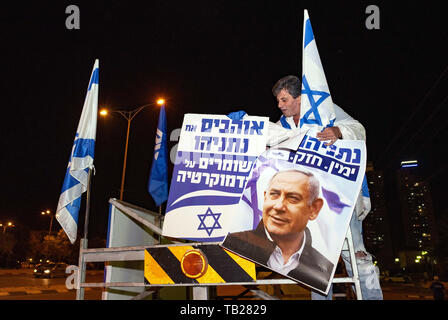 April 9, 2019 - Be'er Sheva, Israel - ein Anhänger von Ministerpräsident Benjamin Netanjahu mit Plakaten auf einer Kundgebung zur Unterstützung der Likud Partei in Be'er Sheva, Israel. Israel wird eine nationale Wahl gedrückt halten, nachdem der Premierminister Benjamin Netanjahu konnte eine Koalitionsregierung mit ehemaligen Verteidigungsminister, Avigdor Lieberman zu errichten. Credit: Ronen Tivony/SOPA Images/ZUMA Draht/Alamy leben Nachrichten Stockfoto