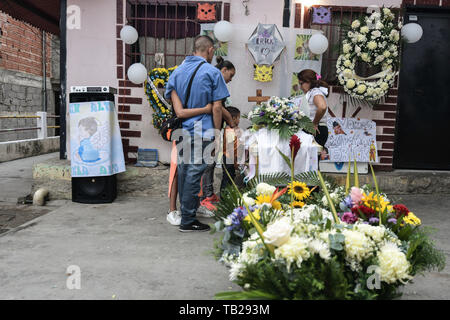 Caracas, Venezuela. 29 Mai, 2019. Verwandte nehmen an der Beerdigung von 11-jährigen Erick Altuve, in seinem Haus in der Nähe von Caracas Petare. Erick Altuve starb, während er darauf wartete, dass eine Transplantation von Knochenmark. Sechs venezolanische Kinder starben in einer Woche in einem öffentlichen Krankenhaus warten auf knochenmarktransplantationen. Regierung beschuldigt die Opposition trotz des Gesundheitswesens durch Maduros Regierung kontrolliert wird. Credit: SOPA Images Limited/Alamy leben Nachrichten Stockfoto