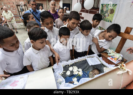 Caracas, Venezuela. 29 Mai, 2019. (Anmerkung des Editors: Das Bild zeigt den Tod) Freunde der Beerdigung von 11-jährigen Erick Altuve, in seinem Haus in der Nähe von Caracas Petare teilnehmen. Erick Altuve starb, während er darauf wartete, dass eine Transplantation von Knochenmark. Sechs venezolanische Kinder starben in einer Woche in einem öffentlichen Krankenhaus warten auf knochenmarktransplantationen. Regierung beschuldigt die Opposition trotz des Gesundheitswesens durch Maduros Regierung kontrolliert wird. Credit: SOPA Images Limited/Alamy leben Nachrichten Stockfoto