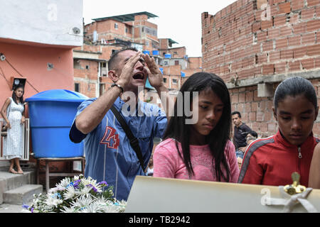Caracas, Venezuela. 29 Mai, 2019. Gilberto Altuve, der Vater von Erick Altuve Schrei, als er an der Beerdigung seiner 11-jährigen Sohn in seinem Haus in der Nähe von Caracas Petare. Erick Altuve starb, während er darauf wartete, dass eine Transplantation von Knochenmark. Sechs venezolanische Kinder starben in einer Woche in einem öffentlichen Krankenhaus warten auf knochenmarktransplantationen. Regierung beschuldigt die Opposition trotz des Gesundheitswesens durch Maduros Regierung kontrolliert wird. Credit: SOPA Images Limited/Alamy leben Nachrichten Stockfoto