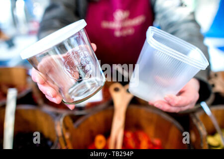 Oldenburg, Deutschland. 08 Mär, 2019. Eine Frau hält eine wiederverwendbare Glas und wiederverwendbare Verpackung in den Händen auf einem Wochenmarkt. Mit dem wachsenden Umweltbewusstsein der Verbraucher, Verkäufer bei Wochenmärkten in Niedersachsen zunehmend auf nachhaltige Verpackungen Alternativen. Credit: Hauke-Christian Dittrich/dpa/Alamy leben Nachrichten Stockfoto