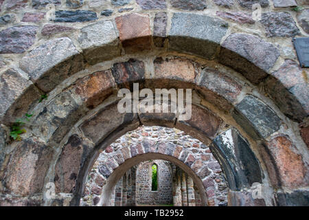 Loburg, Deutschland. 28 Mai, 2019. Blick in das Kirchenschiff, die Ruine der Kirche Unser Lieben Frauen mit ihren unterschiedlich geformten Säulen. Neben runden Säulen, zwei Platz und einen achteckigen Säulen können auch gesehen werden. Die Kirche Gebäude war einst eine dreischiffige Basilika mit Granitblöcken gebaut. Der Bau begann am Ende des 12. Jahrhunderts. Die Ruine ist auf der Straße der Romanik, der mehr als 1000 Kilometer lang in Sachsen-Anhalt. Credit: Klaus-Dietmar Gabbert/dpa-Zentralbild/ZB/dpa/Alamy leben Nachrichten Stockfoto