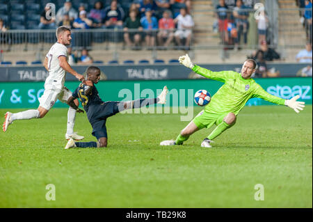 Chester, Pennsylvania, USA. 29 Mai, 2019. Colorado Rapids Torwart, CLINT IRWIN (31), die in Aktion gegen Philadelphia Union Mittelfeldspieler JAMIRO MONTEIRO (35) Bei Talen Energie Stadion in Chester PA Credit: Ricky Fitchett/ZUMA Draht/Alamy leben Nachrichten Stockfoto