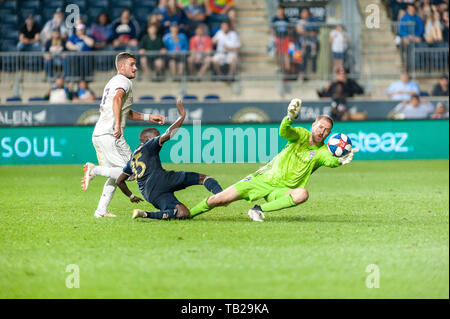 Chester, Pennsylvania, USA. 29 Mai, 2019. Colorado Rapids Torwart, CLINT IRWIN (31), die in Aktion gegen Philadelphia Union Mittelfeldspieler JAMIRO MONTEIRO (35) Bei Talen Energie Stadion in Chester PA Credit: Ricky Fitchett/ZUMA Draht/Alamy leben Nachrichten Stockfoto