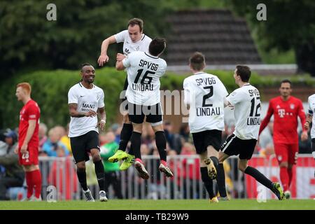 Lindau, Deutschland. 29 Mai, 2019. firo: 29.05.2019, Fuvuball, Freundschaftsspiel, Saison 2018/2019, SpVgg Lindau - FC Bayern München, SpVgg Lindau, Lindau, vollständige Abbildung, Jubel, | Verwendung der weltweiten Kredit: dpa/Alamy leben Nachrichten Stockfoto